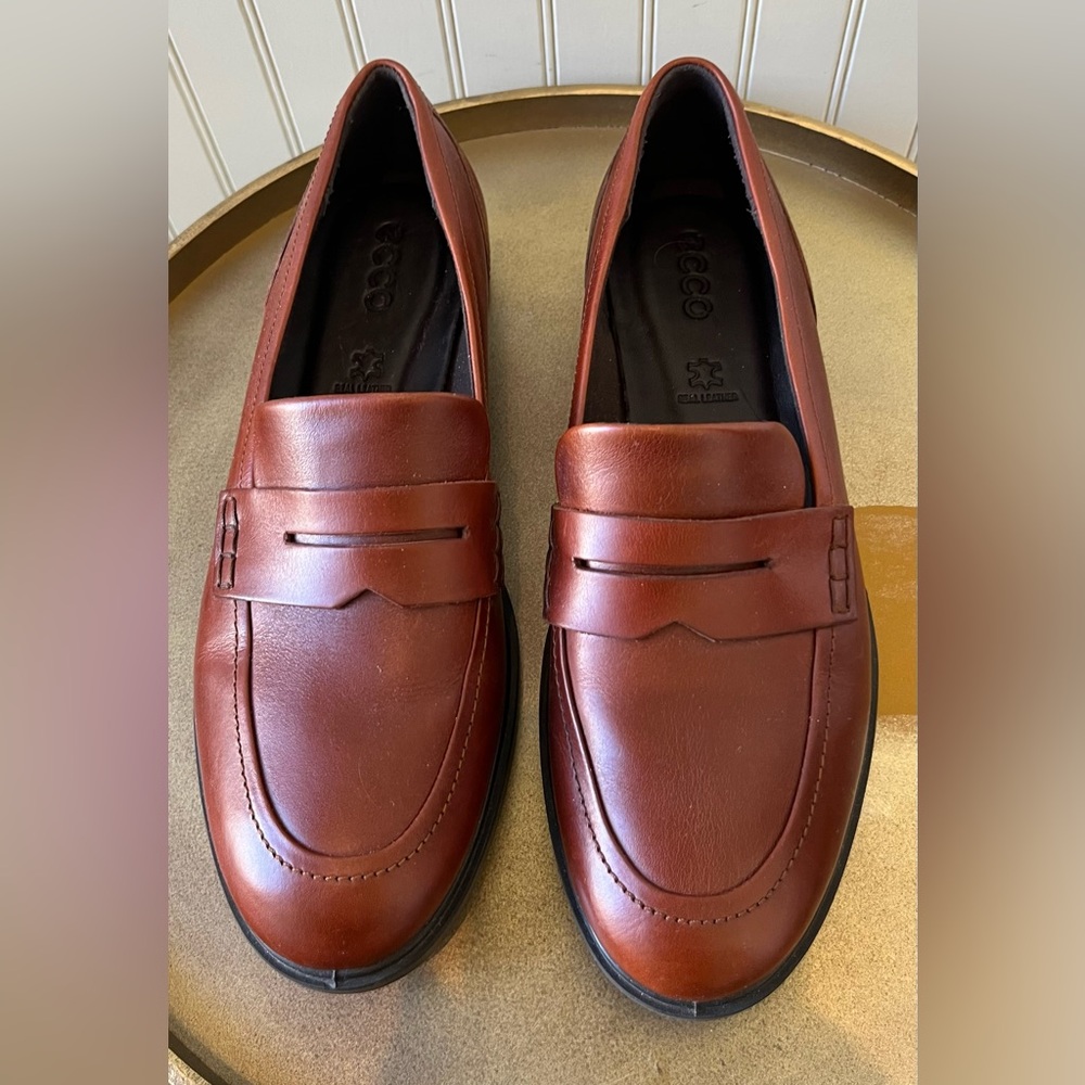 ECCO DRESS CLASSIC 15 PENNY LOAFER IN COGNAC BROWN. SIZE: EU 38/US 7-7.5. NEW